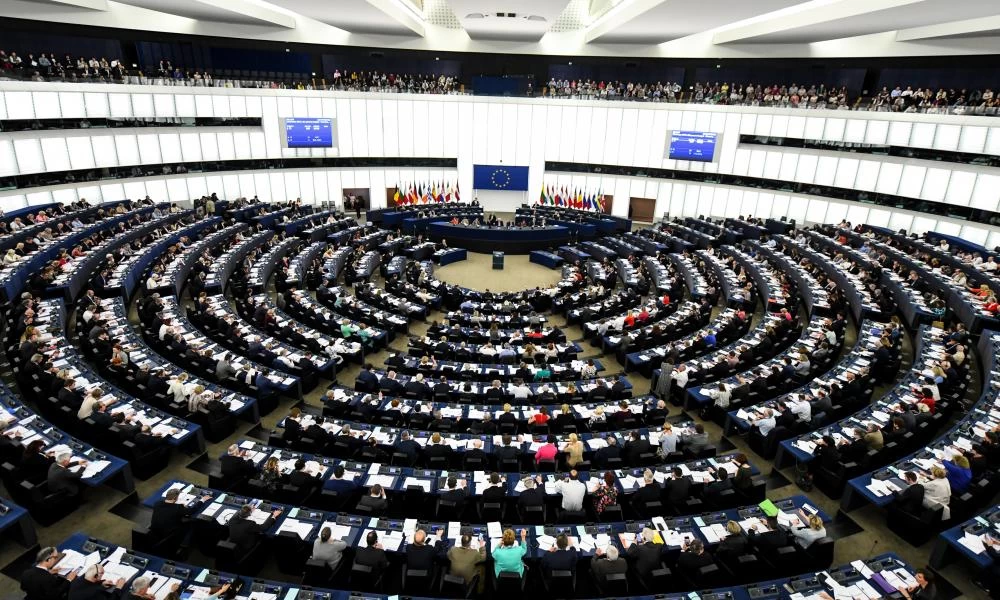 Σοβαρή καταγγελία κατά της Ευρωβουλής: «Πάνε να "θάψουν" αναφορά για τη νομική ασυλία της AstraZeneca»